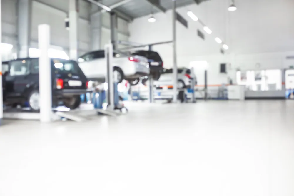  Autoværksted med rent hvidt epoxygulv