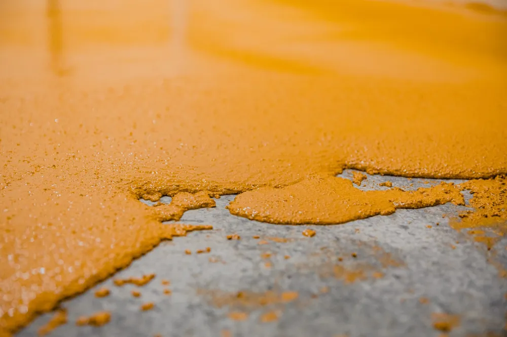 Ufærdigt epoxygulv i gul farve